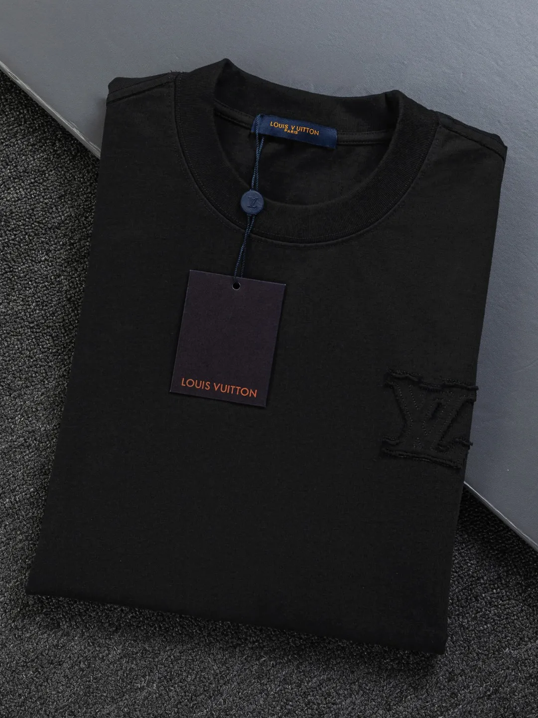 🅿️200 Louis Vuitton 1V LV lv slightly wide version S-XL LV 26ss new products are available at the counter simultaneously. Multiple craftsmanship. Chest patch letters 🪡 embroidery. Back patch letters four-leaf clover 🍀🪡 embroidery. Round neck short-sleeved T-shirt, same style for men and women! Consigned to one-to-one creation. Synchronized with the official website, pure cotton fabrics at the counter! It is close to the skin and comfortable, durable and easy to wear. It has a classic and simple logo design and meticulous original craftsmanship. Short-sleeves, a must-have item for men, do not appear to be the same for the general public, but must be unique and eye-catching. This LV short-sleeve is all about quality, comfort, the same shape and fashion as always, including fabrics and cutting techniques. All of them have been made with great effort! 320 grams of washed pure cotton fabric, pure cotton is breathable, very refreshing and comfortable for daily wear. The rib knitting on the neckline is smooth and tight, and the neckline will not be skewed if you toss it at will. The loose version, you will find that it looks really good on the upper body. The overall is minimalist and neat, super versatile for daily use! Pair it casually with a pair of pants for a youthful look. A T-shirt will make your outfit crazy. It is a fashionable item that can never go wrong! Color: Black White Size: S-XL Size chart: S: Shoulder width 50-Bust 56-Length 70 M: Shoulder width 52-Bust 57-Length 72 L: Shoulder width 54-Bust 59-Length 74 XL: Shoulder width 56-Bust 62-Length 76